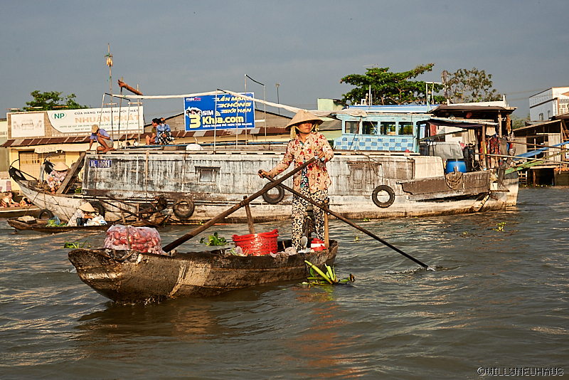 Vietnam 17 054